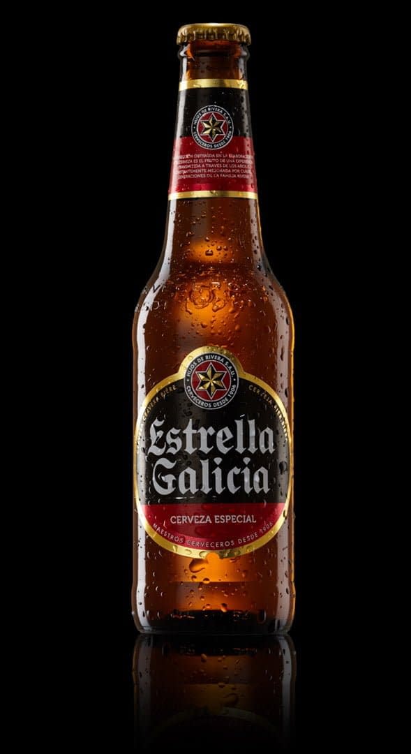 Shanghai studio beer bottle still-life product photography. Estrella Galicia, Cerveza especial. Shot in-studio, in Shanghai. Shanghai photographer with studio creates still-life campaign and KV imagery for advertising and marketing materials.