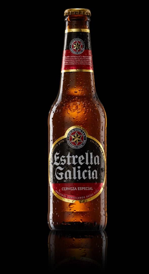 Shanghai studio beer bottle still-life product photography. Estrella Galicia, Cerveza especial. Shot in-studio, in Shanghai. Shanghai photographer with studio creates still-life campaign and KV imagery for advertising and marketing materials.